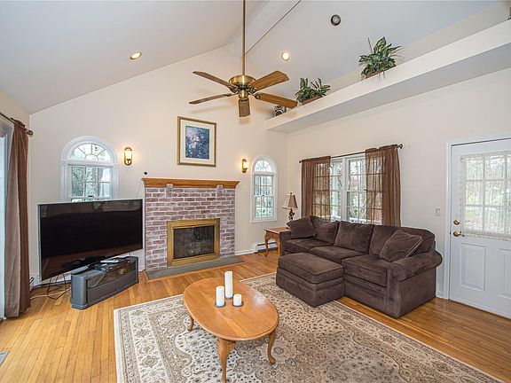 3rd image of 7 Deerfield Dr