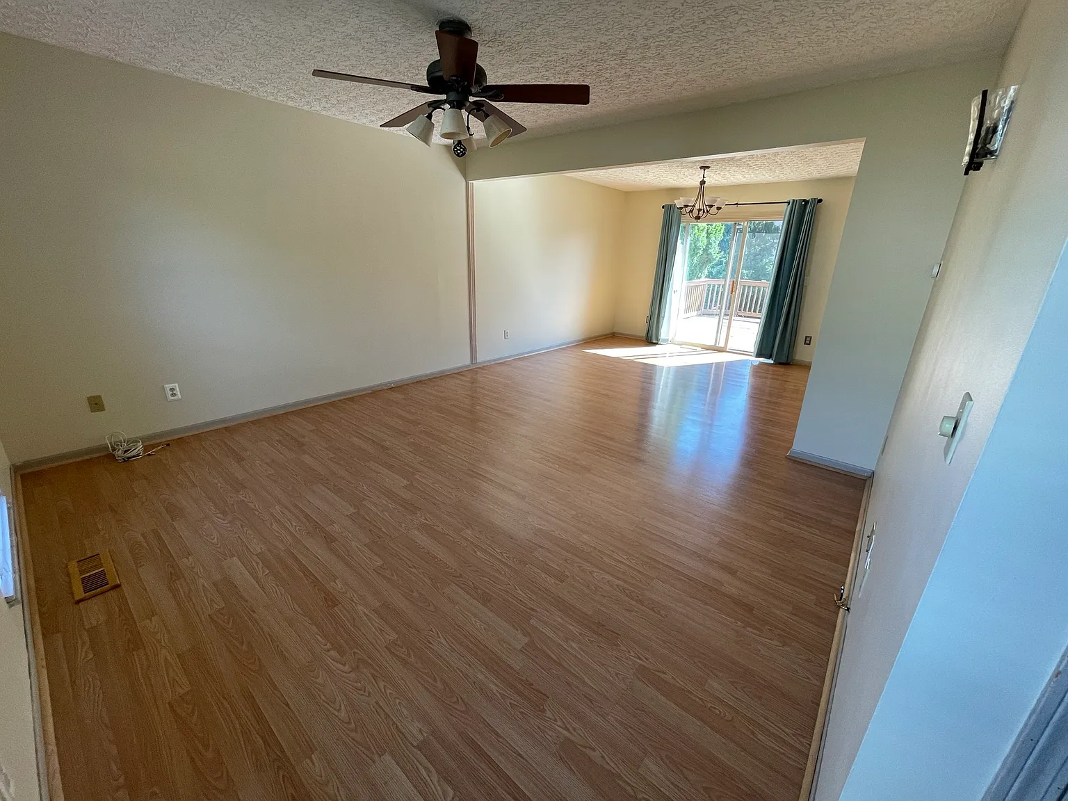 3 bed, 2.5 bath, 1296 sqft, $2,400 — Photo 3