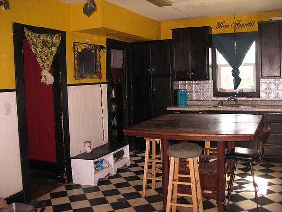 3rd image of 1011 Sherwood St