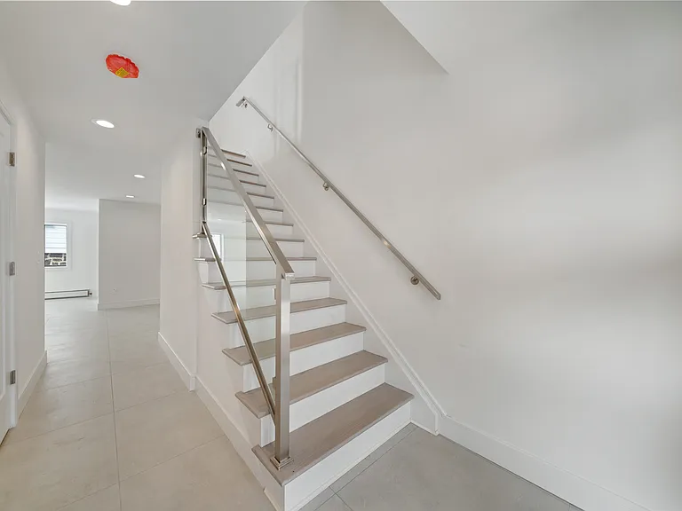 129 Rothwell Ave — Photo 4