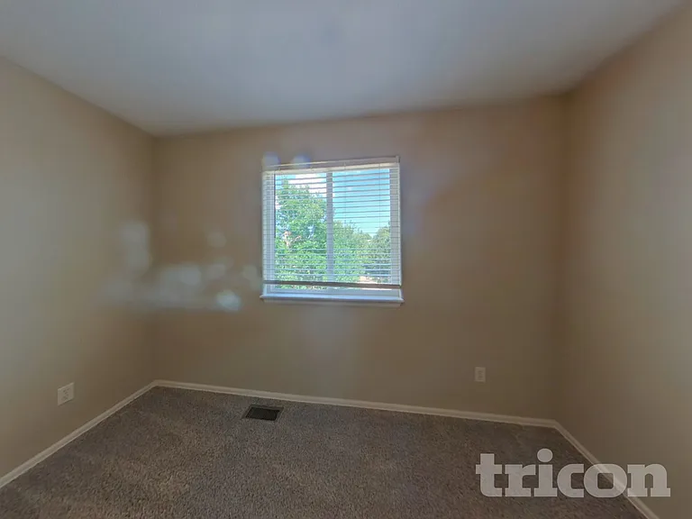 2728 Sierra Springs Dr — Photo 10