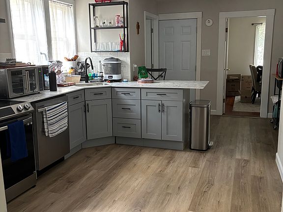 3rd image of 231 Railroad Ave #231