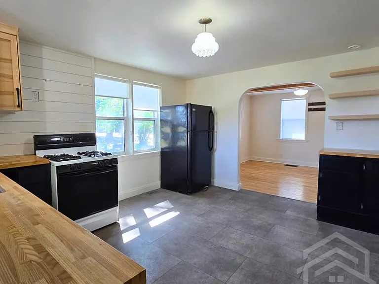 632 Broadway St — Photo 2