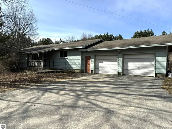 6215 Walker Rd NW, Rapid City, MI 49676