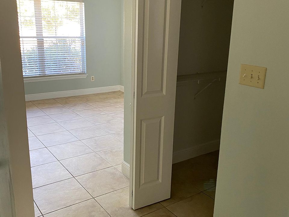 2nd image of 2842 Woodruff Dr