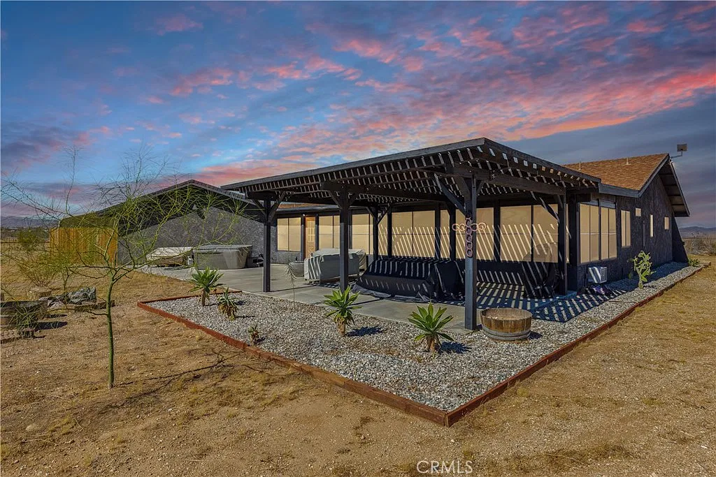 3 bed, 2.5 bath, 2391 sqft, $2,400 — Photo 2