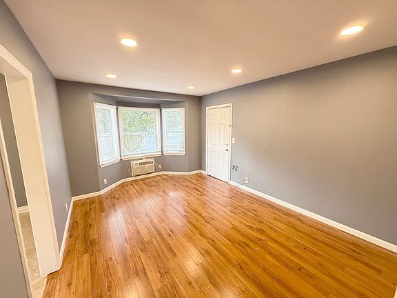 2nd image of 6552-6556 S Pickering Ave #6554