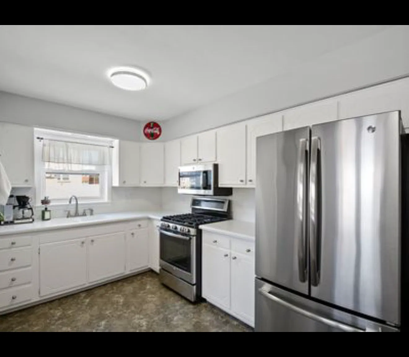 3 bed, 1.5 bath, 1700 sqft, $2,400 — Photo 1