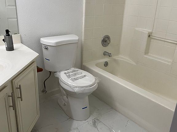 5th image of 2318 E Topeka Dr