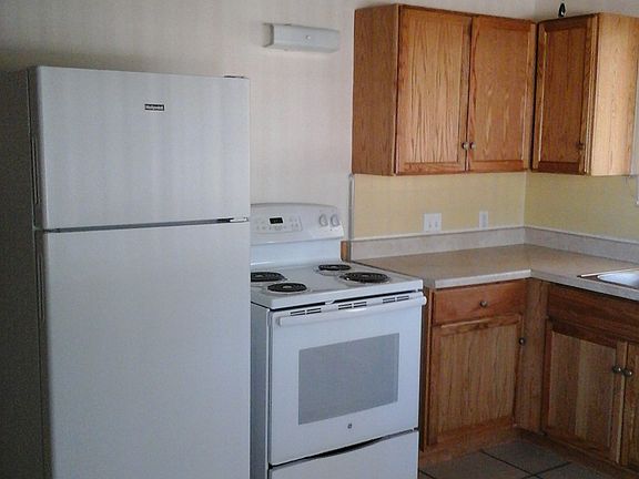 kitchen with stove-refrigerator_04302015