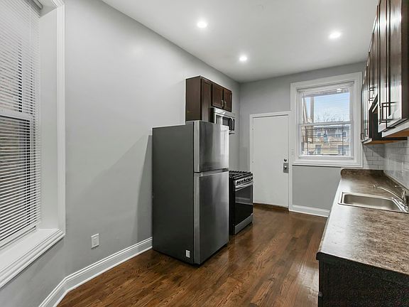 3rd image of 908 W Montrose Ave APT 3