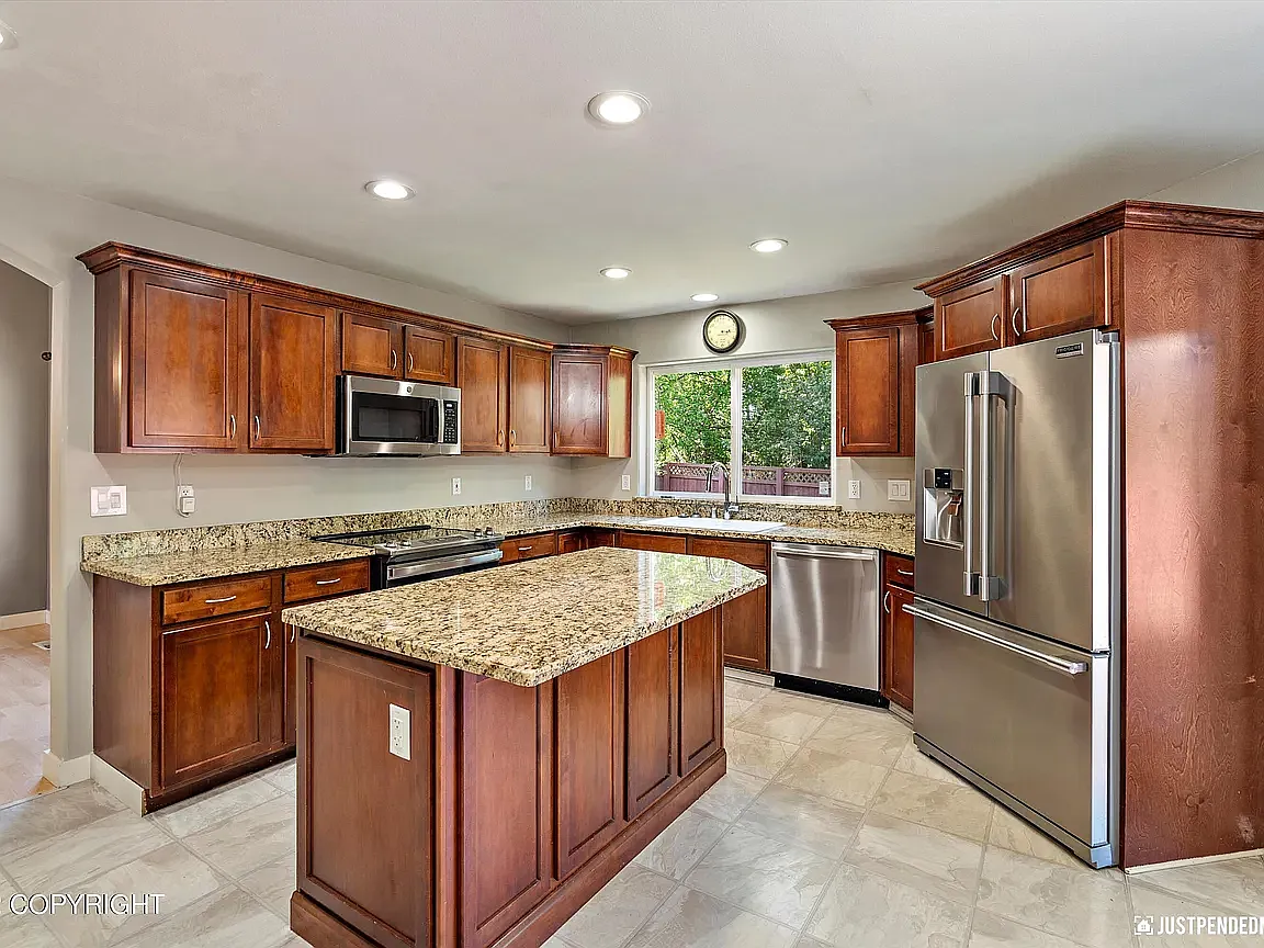 4 bed, 2.5 bath, 2367 sqft, $3,900 — Photo 3