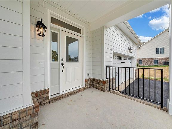4th image of 974 Round Meadow Dr