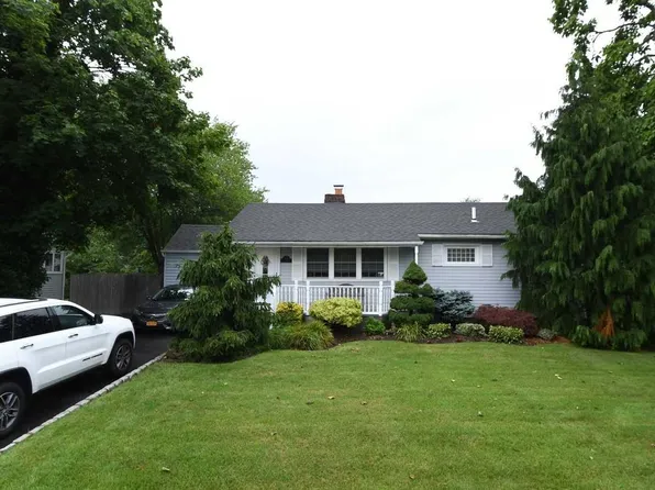 309 Glynn St, North Babylon, NY 11703