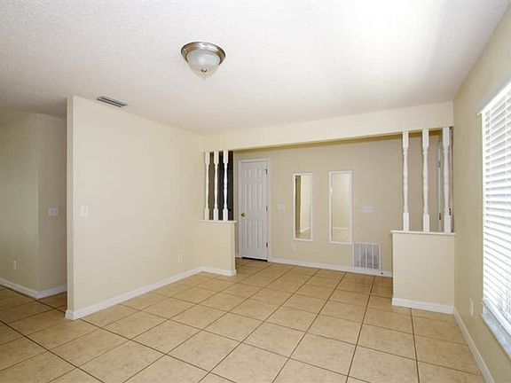 4th image of 410 S Hawthorn Cir