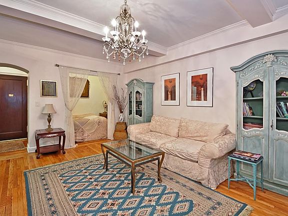 3rd image of 333 W 56th St APT 4L