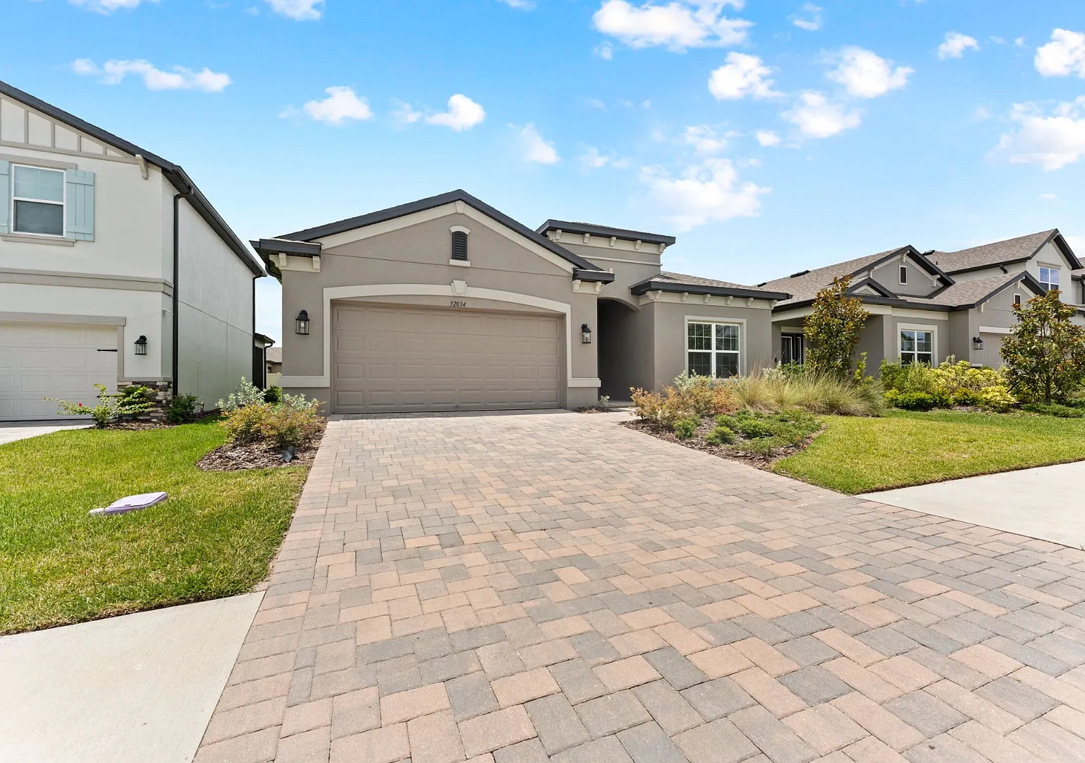 Absolutely stunning and practically brand-new 4 BR+ flex room(office)/3 BA/2-car garage executive... — Photo 3