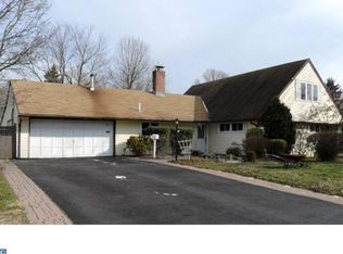 40 Silver Spruce Rd, Levittown, PA 19056