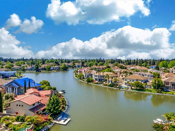 3rd image of 27 Watershore Cir