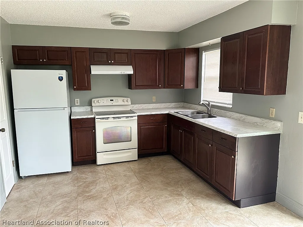 3 bed, 2.0 bath, 1149 sqft, $1,700 — Photo 4