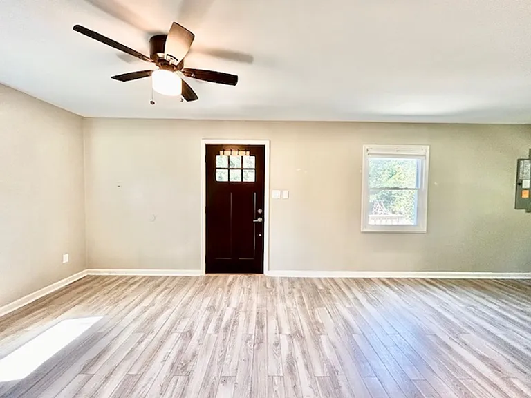 2127 Pimmit Dr — Photo 5