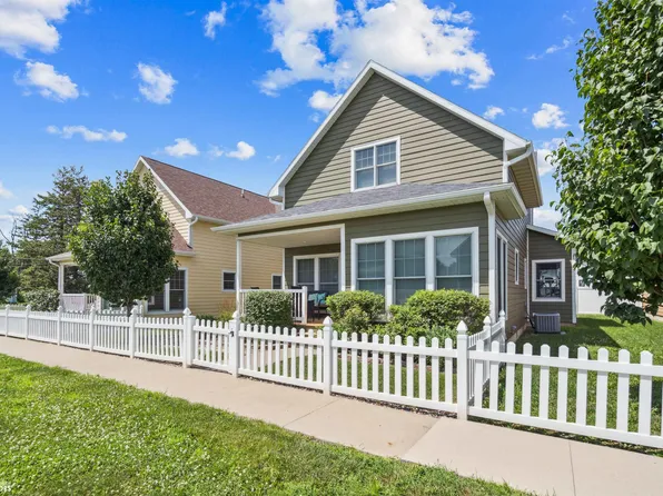 2 Garden Cottage Ln, Grinnell, IA 50112