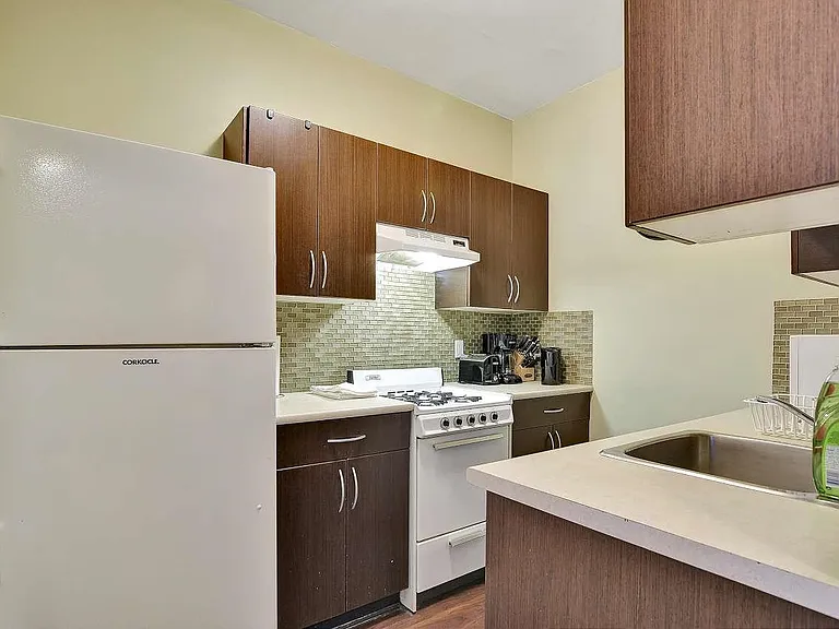 935 Jervis St #4 — Photo 6
