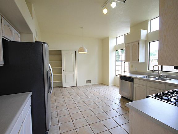 5th image of 3043 Nichols Dr