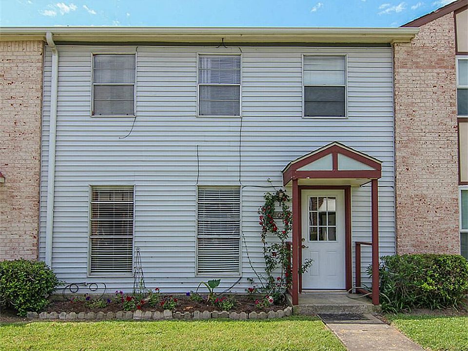 Welcome home! This 4 bedroom, 2.5 bath townhome has everything on your list!