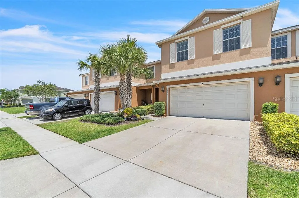 3 bed, 3.0 bath, 2445 sqft, $2,600 — Photo 3