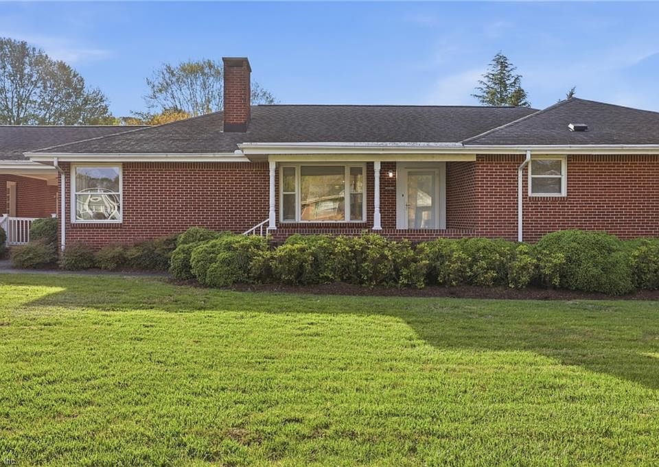 1st image of 204 E McGinnis Cir