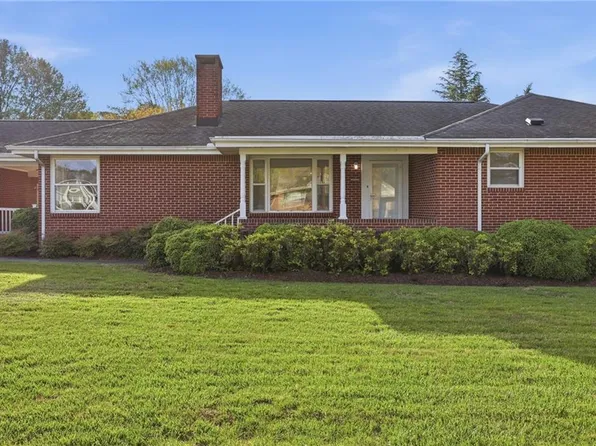 204 E McGinnis Cir, Norfolk, VA 23502