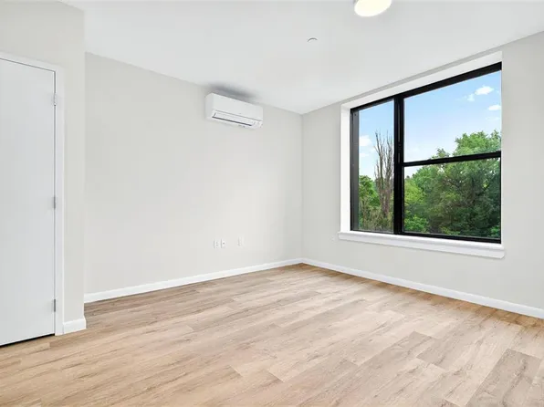 1731 Lacombe Avenue image 11 of 28