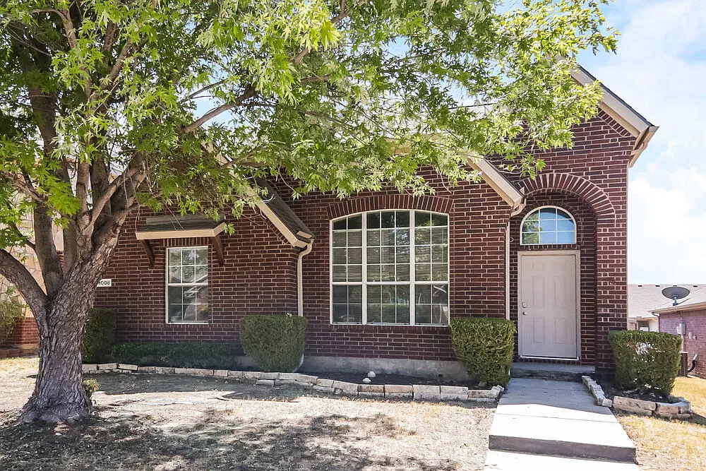 3 bed, 2.0 bath, 1207 sqft, $1,855 — Photo 3