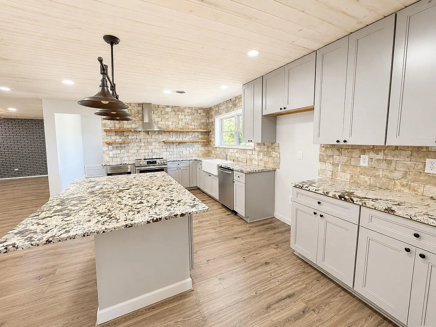3 bed, 2.0 bath, 2318 sqft, $2,200 — Photo 3