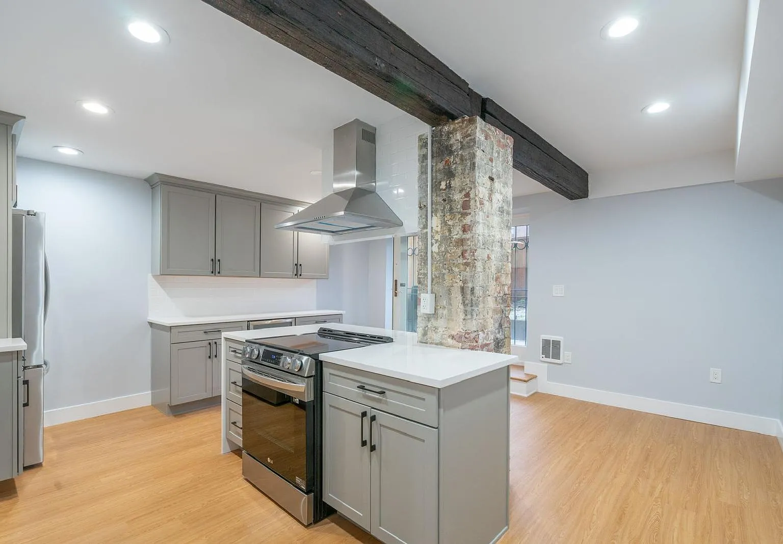 2 bed, 1000 sqft, $4,000 — Photo 2