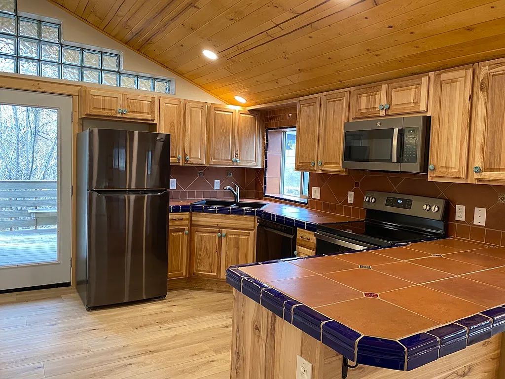 3 bed, 1200 sqft, $2,700 — Photo 2