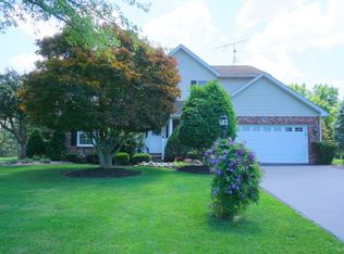 7066 Old English Rd, Lockport, NY 14094