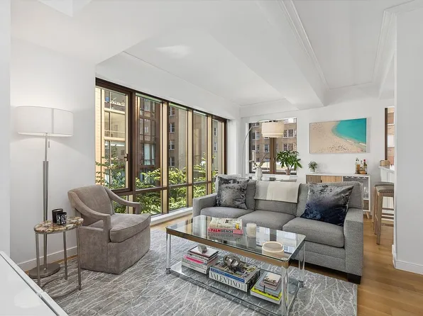 225 E 19th St #302, New York, NY 10003
