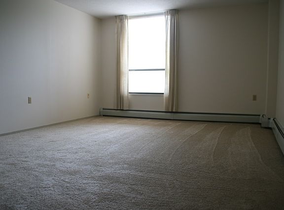 2 bdrms, 1 w/ bath and walk-in closet