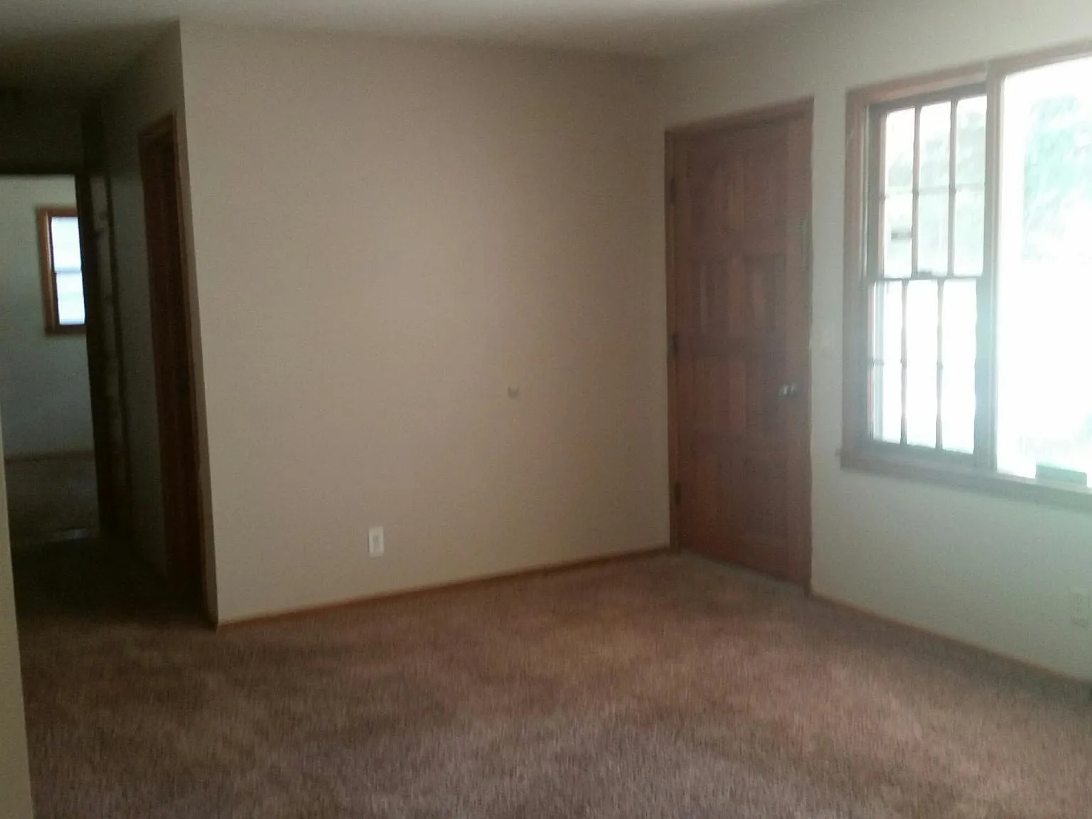3 bed, 898 sqft, $950 — Photo 2