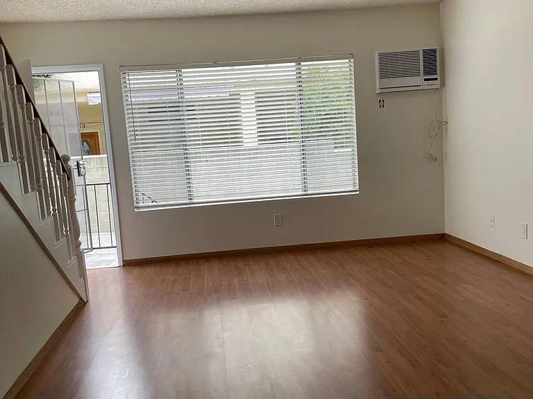 73 Suffolk Ave #E — Photo 5