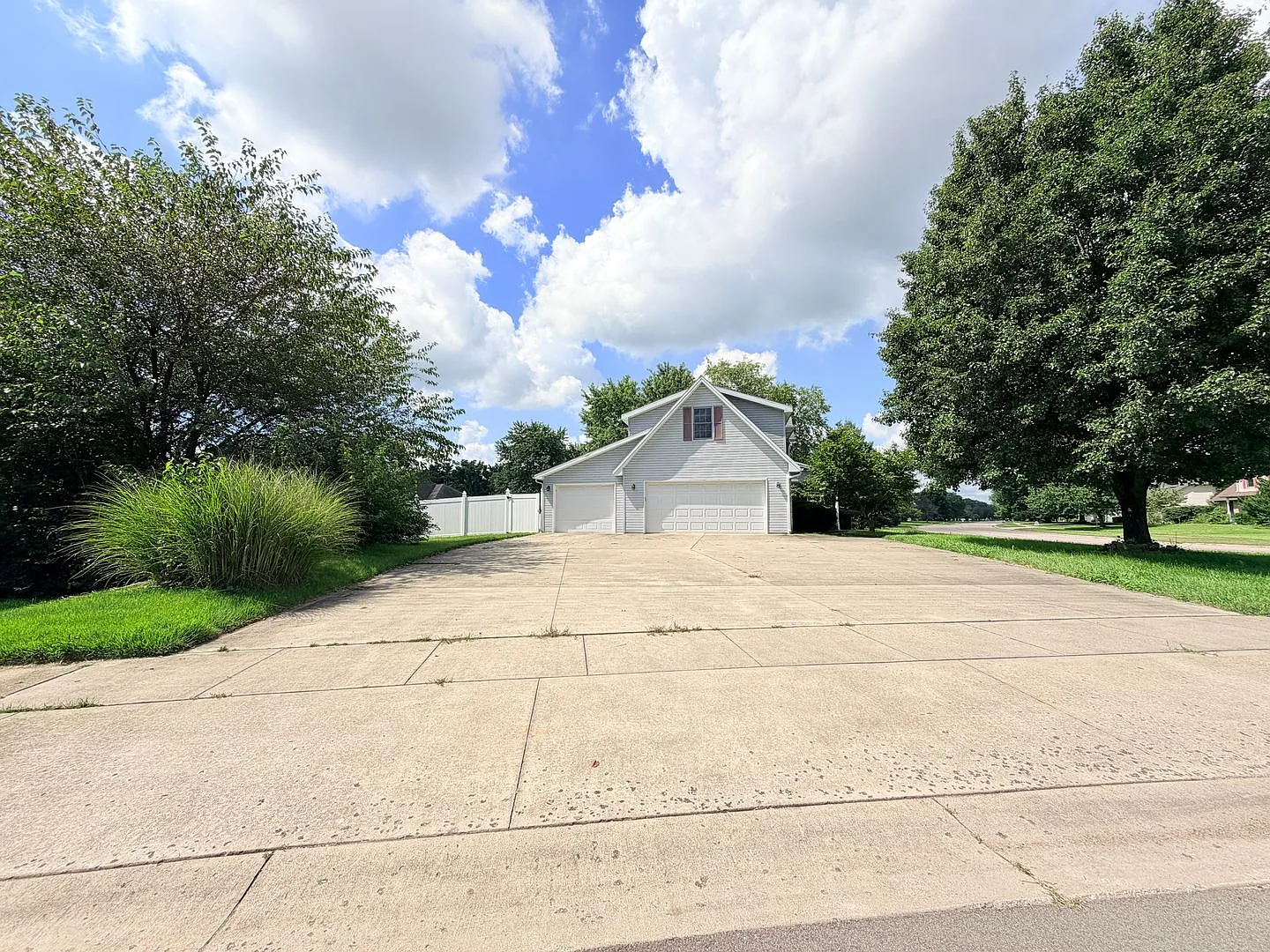 Now Showing: 5 Bedroom / 3.5 Bathroom Home Located At 2047 Parkside Dr. In Columbus, In — Photo 2