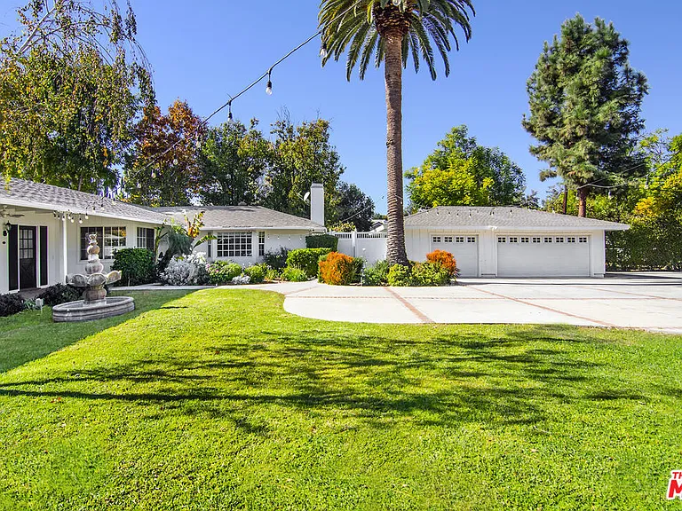 22960 Erwin St — Photo 3
