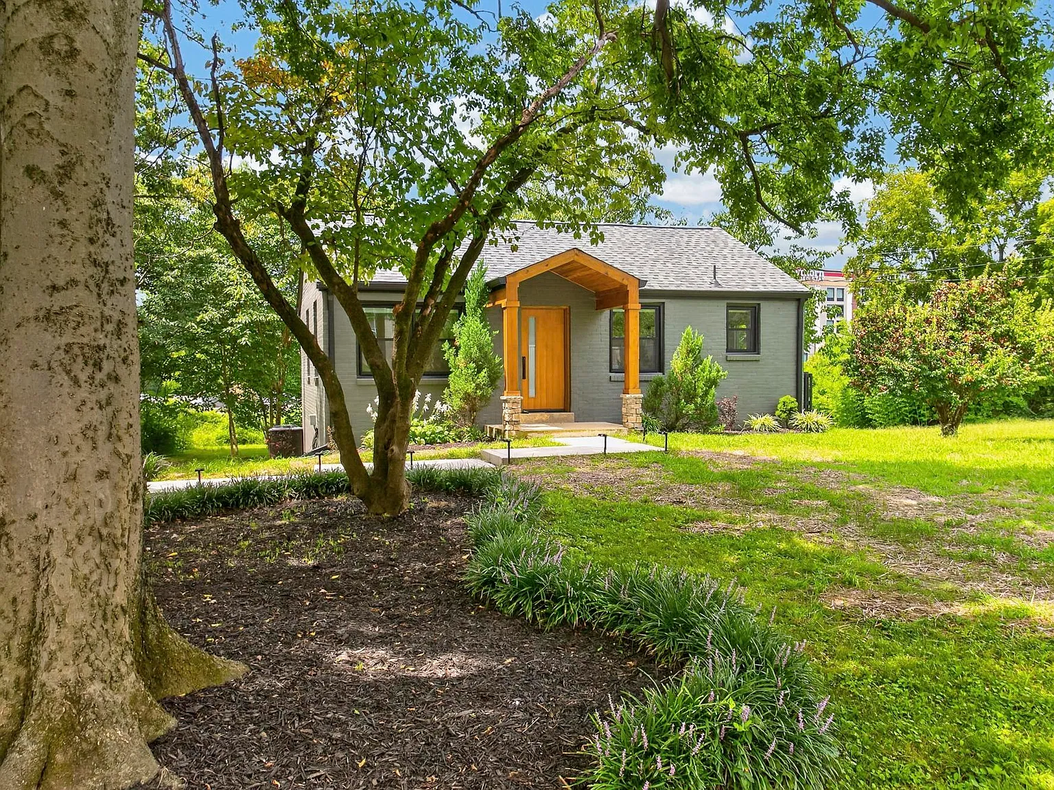 2 bed, 825 sqft, $2,200 — Photo 1