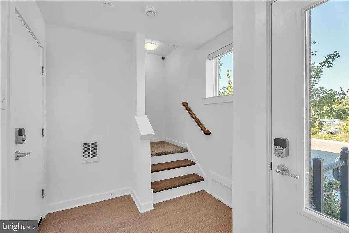 3 bed, 2.5 bath, 1542 sqft, $4,100 — Photo 4