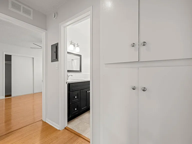 607 N Flores St #2 — Photo 15