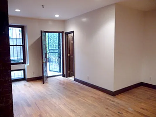 Rented by Perry Associates NYC Inc | media 31