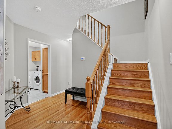 3rd image of 110 Hunters Glen Cres
