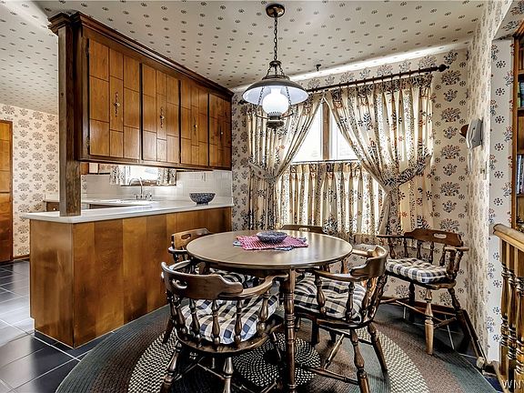3rd image of 262 Paradise Ln